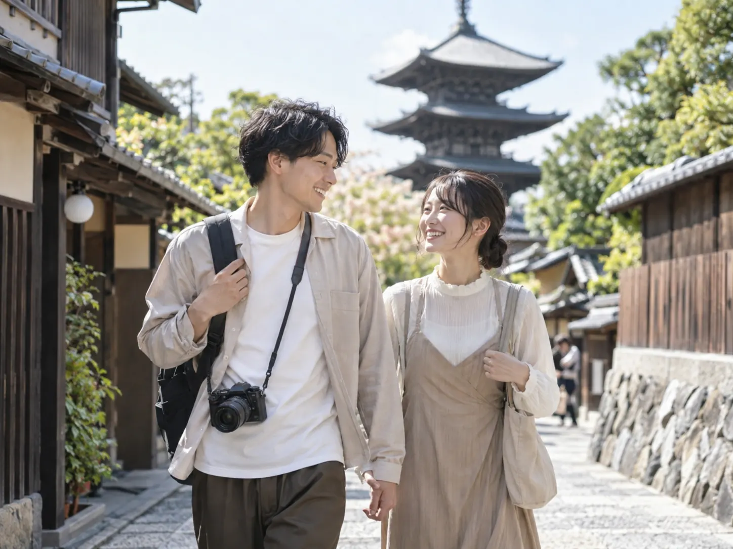 観光地を歩くカップルの撮影イメージ